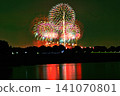 五彩繽紛的煙火在夜空中綻放，映照出夢幻般的景象。 141070801