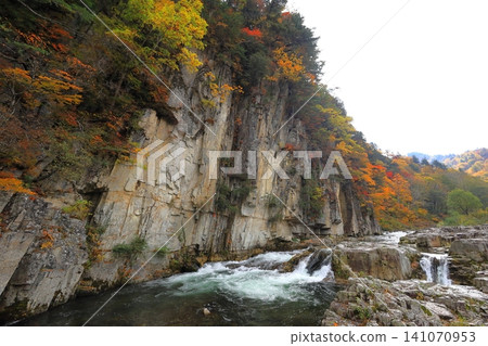 Autumn foliage at Byobu-iwa Rock and the flow of the Inagawa River / Minamiaizu Town, Minamiaizu District, Fukushima Prefecture Autumn foliage at Byobu-iwa Rock and the flow of the Inagawa River / Minamiaizu Town, Minamiaizu District, Fukushima Prefecture 141070953