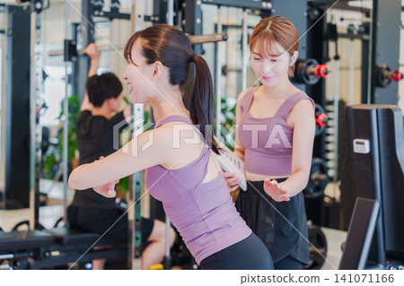 一名女子正在接受女教練的一對一訓練。 141071166
