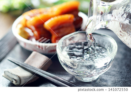 斟上清酒,端上紅燒肉。 斟上清酒,端上紅燒肉。 141072550