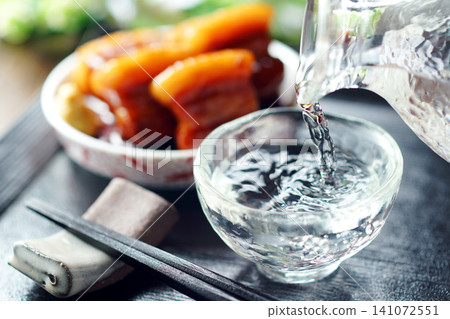斟上清酒,端上紅燒肉。 斟上清酒,端上紅燒肉。 141072551