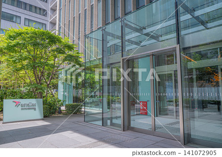 Entrance and company sign of Astellas Pharma's headquarters building [Nihonbashi Honcho, Chuo-ku, Tokyo] 141072905