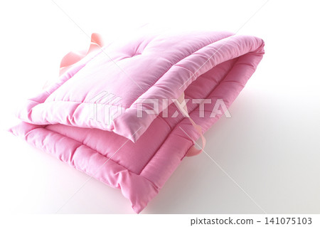 在白色背景下拍攝防災頭罩 在白色背景下拍攝防災頭罩 141075103