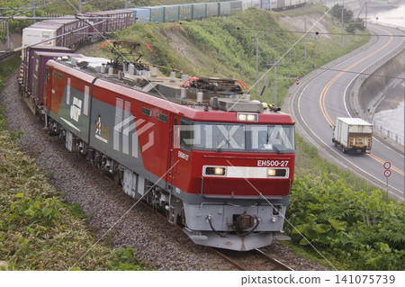 一列由EH500型機車牽引的貨運列車正在JR北海道江之島線上行駛。 141075739