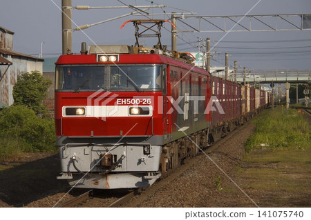 一列由EH500型機車牽引的貨運列車正在JR北海道江之島線上行駛。 一列由EH500型機車牽引的貨運列車正在JR北海道江之島線上行駛。 141075740