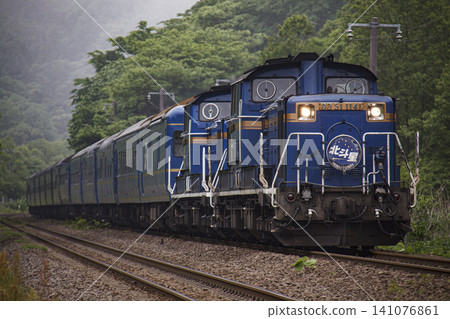 [Driver and other personnel could not be identified] Train traveling between Nanae and Onuma on the JR Hakodate Main Line 141076861