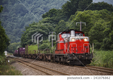 [Driver and other personnel could not be identified] Train traveling between Nanae and Onuma on the JR Hakodate Main Line 141076862