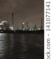 工廠夜景反映在水面上 141077141