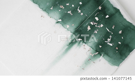 深翠綠色的水彩和鉑金箔在日式紙張背景上呈對角線旋轉。 141077145