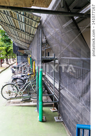 公寓大樓翻修工程:鷹架、管道、防護罩。 公寓大樓翻修工程:鷹架、管道、防護罩。 141077167