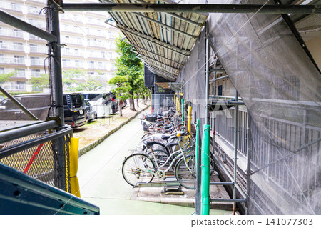 公寓大樓翻修工程:鷹架 公寓大樓翻修工程:鷹架 141077303