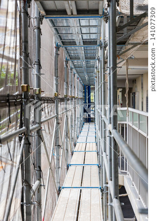 Apartment building renovation work: scaffolding Apartment building renovation work: scaffolding 141077309