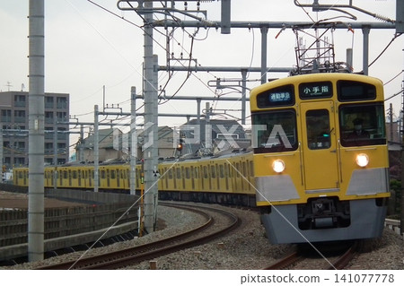 西武鐵道新2000系列「通勤半急行小手差」運行於雲雀丘~寶屋之間。 西武鐵道新2000系列「通勤半急行小手差」運行於雲雀丘~寶屋之間。 141077778