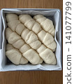 方形模具中的未烘焙麵包麵團 141077799