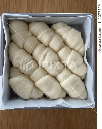 方形模具中的未烘焙麵包麵團 方形模具中的未烘焙麵包麵團 141077799