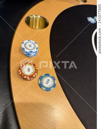 一張用於娛樂遊戲的撲克硬幣的照片。 一張用於娛樂遊戲的撲克硬幣的照片。 141077800
