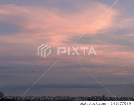 黃昏時分,雲層遮蔽了天空。 黃昏時分,雲層遮蔽了天空。 141077989