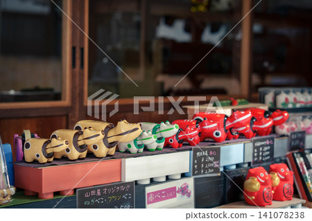 商店前陳列著傳統工藝品。 商店前陳列著傳統工藝品。 141078238