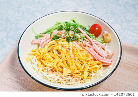 Hiyashi chuka with plenty of vegetables Hiyashi chuka with plenty of vegetables 141078601