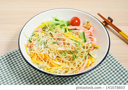 Hiyashi chuka用大量的蔬菜 Hiyashi chuka用大量的蔬菜 141078603