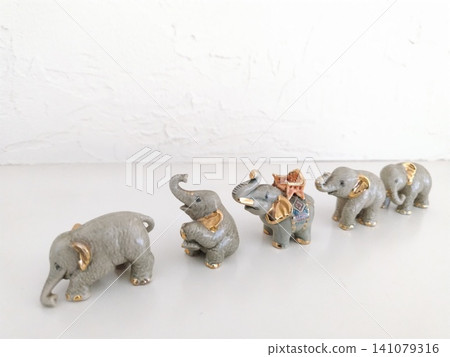 Small elephant figurine 141079316