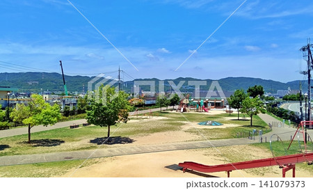 初夏時節，晴空萬裡，廣闊的公園和遊樂場設施盡收眼底。 141079373