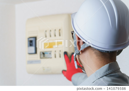 工人在檢查配電盤和斷路器 141079386