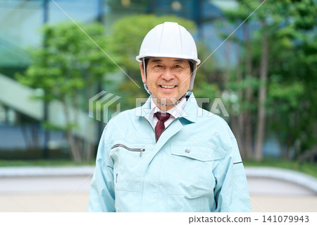 身穿工作服的亞洲男子 141079943