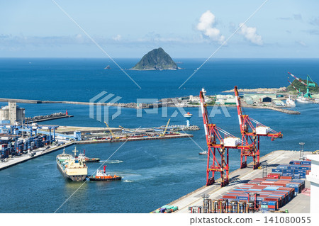 The container ship docked at the port of Keelung, Taiwan for loading. 141080055