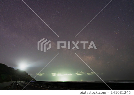 The starry sky as seen from around the lighthouse in Omaezaki City (Shizuoka Prefecture) The starry sky as seen from around the lighthouse in Omaezaki City (Shizuoka Prefecture) 141081245