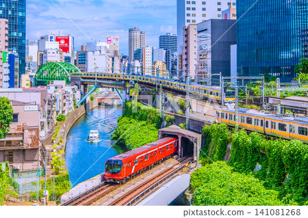 在日本東京的都會景觀中,這是難得一見的景象:新型丸之內線2000系列列車與河流巡邏艇「千鳥號」並排停泊。此外,還有其他各種列車也整齊地排列在那裡。 在日本東京的都會景觀中,這是難得一見的景象:新型丸之內線2000系列列車與河流巡邏艇「千鳥號」並排停泊。此外,還有其他各種列車也整齊地排列在那裡。 141081268