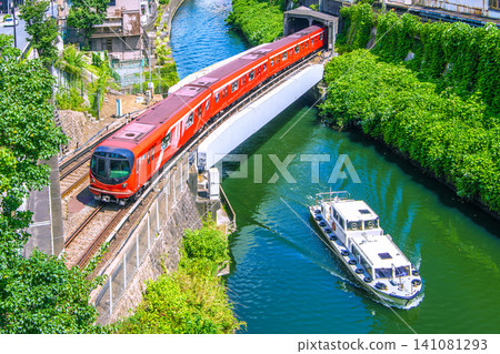 在日本東京的城市景觀中,出現了一個罕見的景象:新型丸之內線2000系列列車與河流巡邏艇「千鳥號」同時出現。 在日本東京的城市景觀中,出現了一個罕見的景象:新型丸之內線2000系列列車與河流巡邏艇「千鳥號」同時出現。 141081293