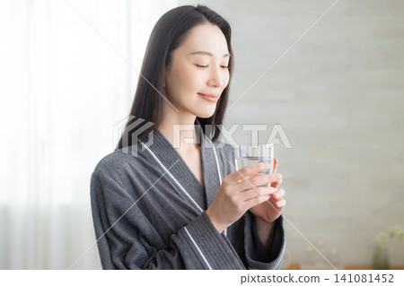 在窗台的少婦飲用水 在窗台的少婦飲用水 141081452
