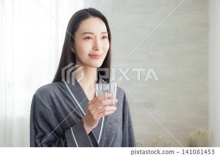在窗台的少婦飲用水 在窗台的少婦飲用水 141081453