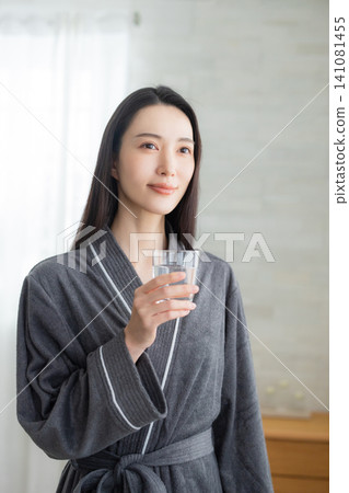 在窗台的少婦飲用水 在窗台的少婦飲用水 141081455