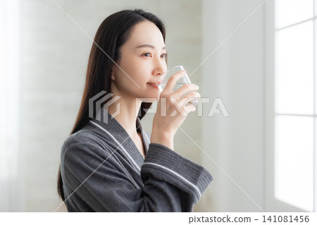 在窗台的少婦飲用水 在窗台的少婦飲用水 141081456