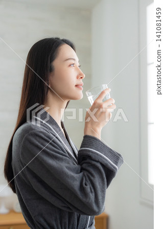 在窗台的少婦飲用水 在窗台的少婦飲用水 141081459