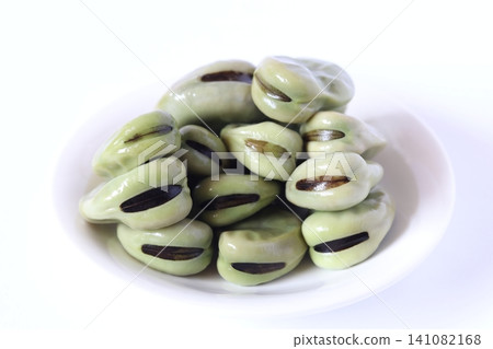 Broad beans Broad beans 141082168