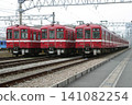 停在車站的紅色列車 141082254
