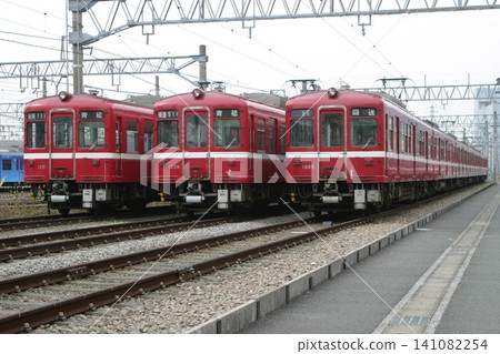 停在車站的紅色列車 停在車站的紅色列車 141082254