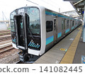 一列正在進行試運行的新型通勤列車和一個車站月台。 141082445