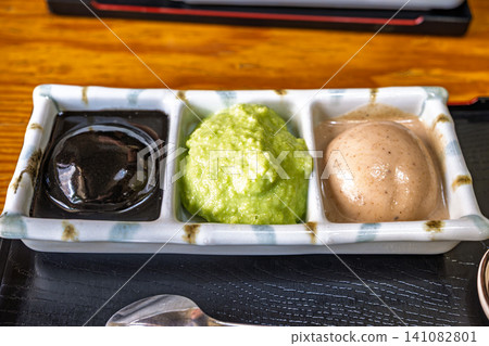【#日式甜點】品嚐三種口味的麻糬:麻糬、芝麻麻糬和核桃麻糬。 【#日式甜點】品嚐三種口味的麻糬:麻糬、芝麻麻糬和核桃麻糬。 141082801