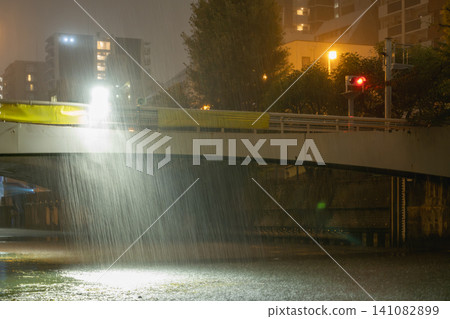 城市雨夜，路燈照亮了雨滴和橋樑。 141082899