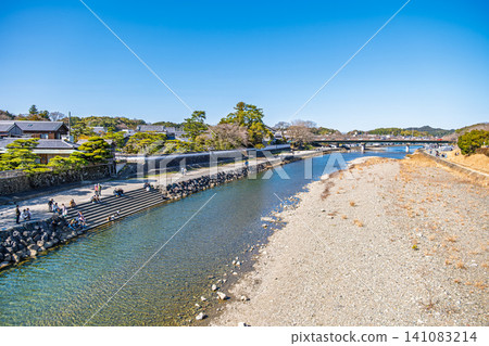 【#Mie】The scenery of the clear waters of the Isuzu River at Ise Grand Shrine and the blue sky. 【#Mie】The scenery of the clear waters of the Isuzu River at Ise Grand Shrine and the blue sky. 141083214