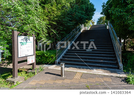 北見交流廣場的北入口,這是東京世田谷區的一個公共廣場。 北見交流廣場的北入口,這是東京世田谷區的一個公共廣場。 141083364