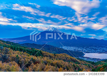 【山梨縣】秋色的落葉松和富士山 【山梨縣】秋色的落葉松和富士山 141083399