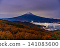 [Yamanashi Prefecture] Larch trees in autumn colors and a sea of clouds over Mt. Fuji at night 141083600
