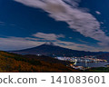[Yamanashi Prefecture] Larch trees in autumn colors and a sea of clouds over Mt. Fuji at night 141083601