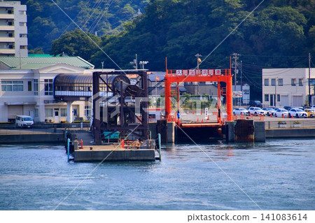 一艘渡輪橫渡東京灣,穿過浦賀海峽…東京灣渡輪從久里濱港出發。 一艘渡輪橫渡東京灣,穿過浦賀海峽…東京灣渡輪從久里濱港出發。 141083614