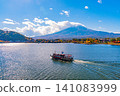[Yamanashi Prefecture] Lake Kawaguchi in autumn, sightseeing boats and Mt. Fuji 141083999